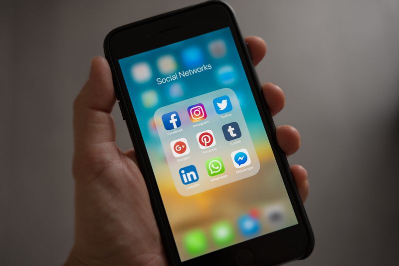 Sosyal medya simgeleri gösteren akıllı telefon